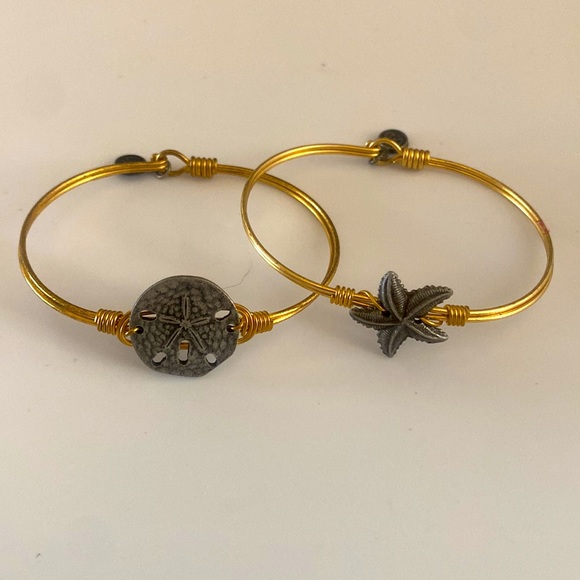 NEW set of 2 - Sand Dollar & Starfish Bracelets - gold/brass/chrome look - Picture 1 of 6